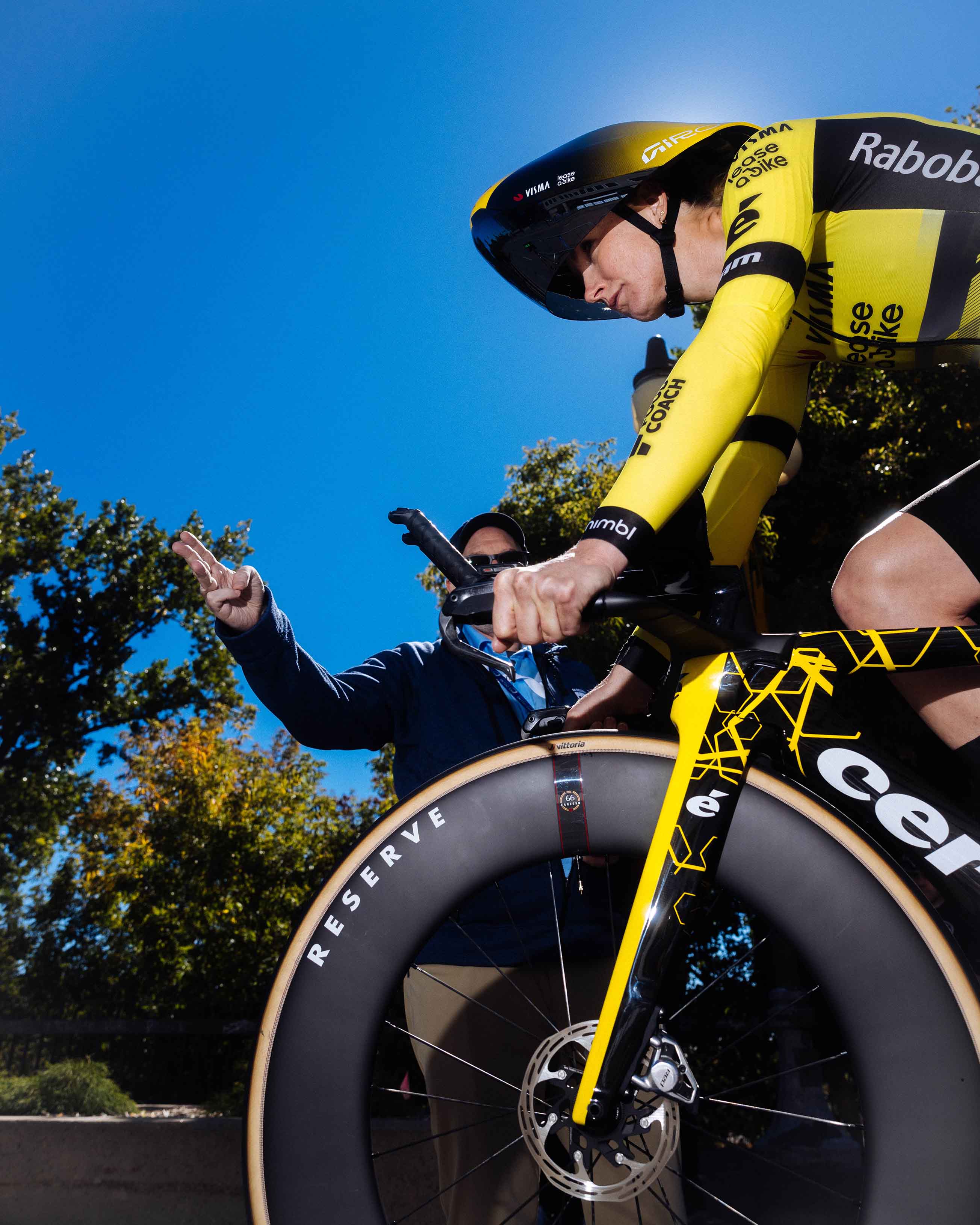 Cycliste en contre-la-montre, angle bas