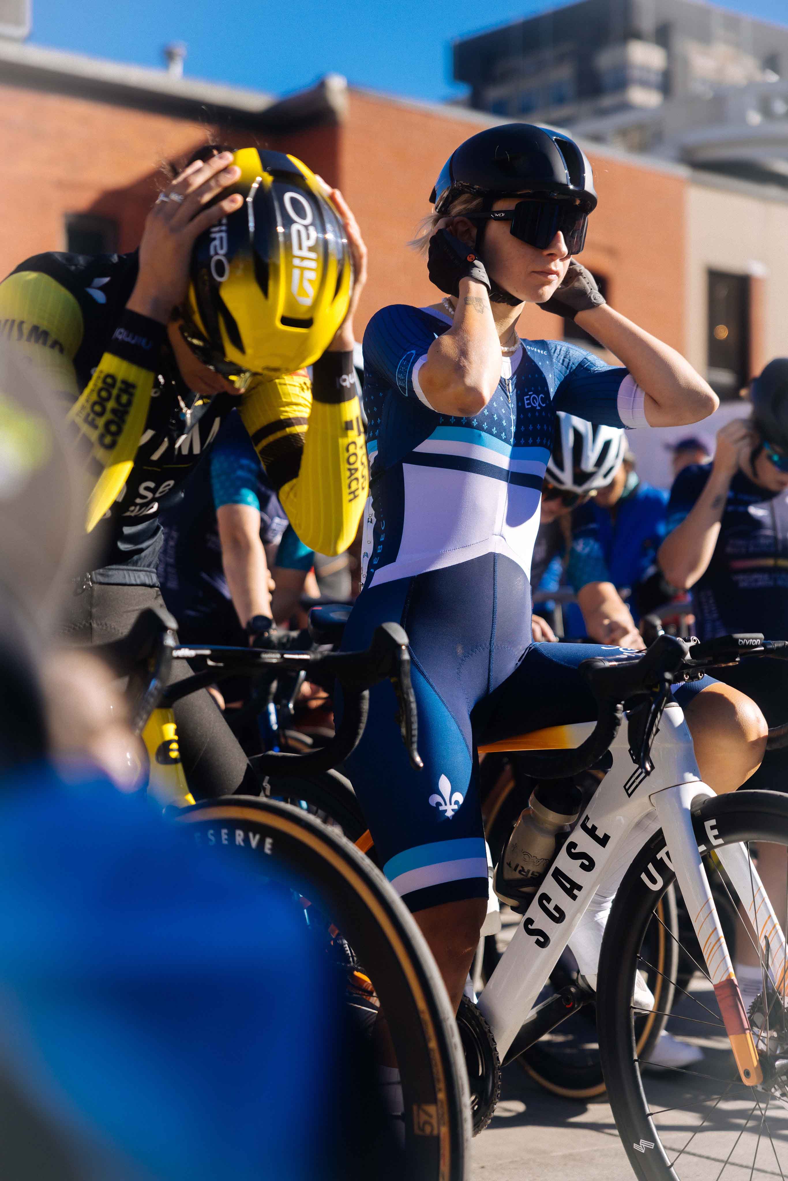 Cycliste ajustant son casque avant la course