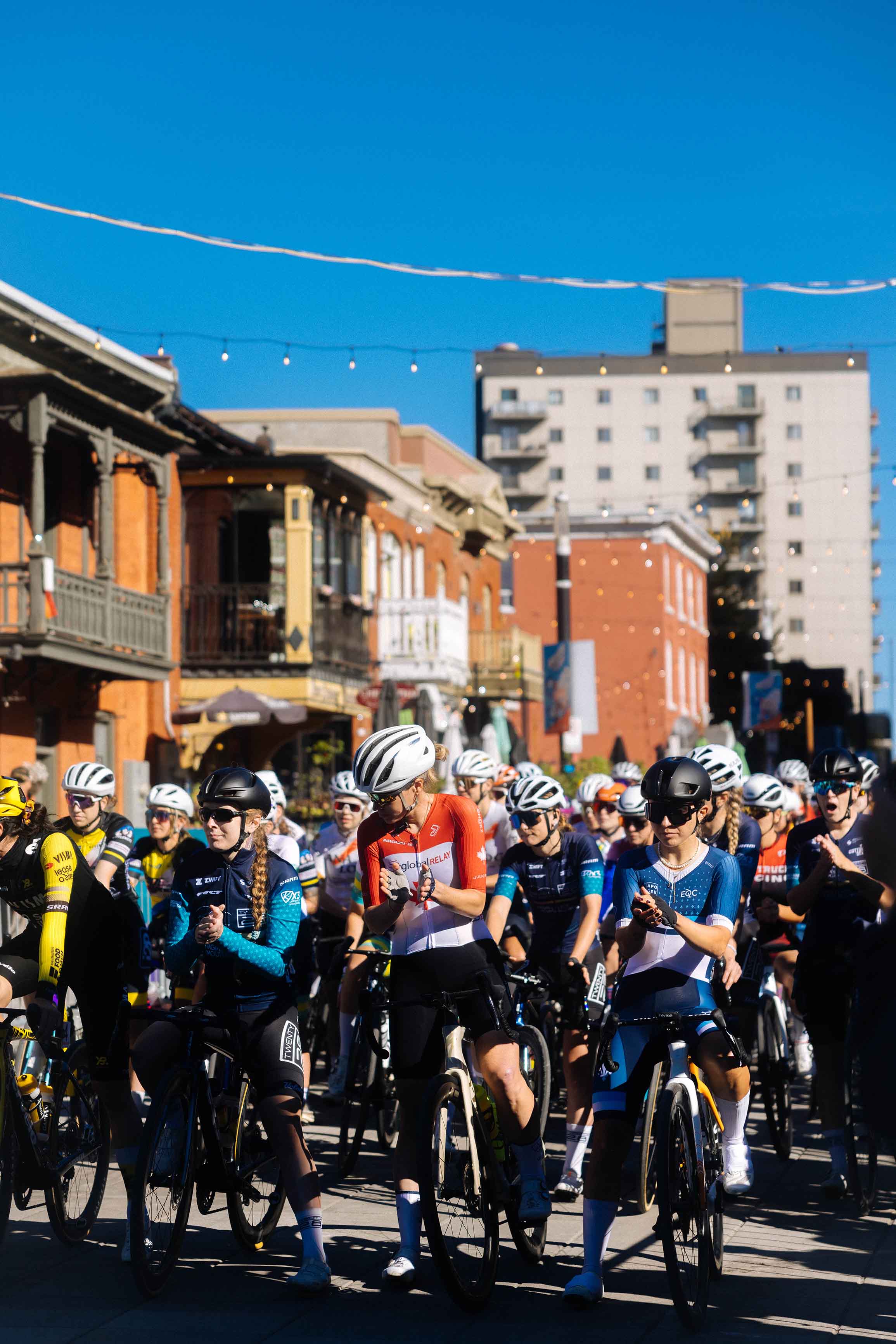 Cyclistes à la ligne de départ au centre-ville de Gatineau