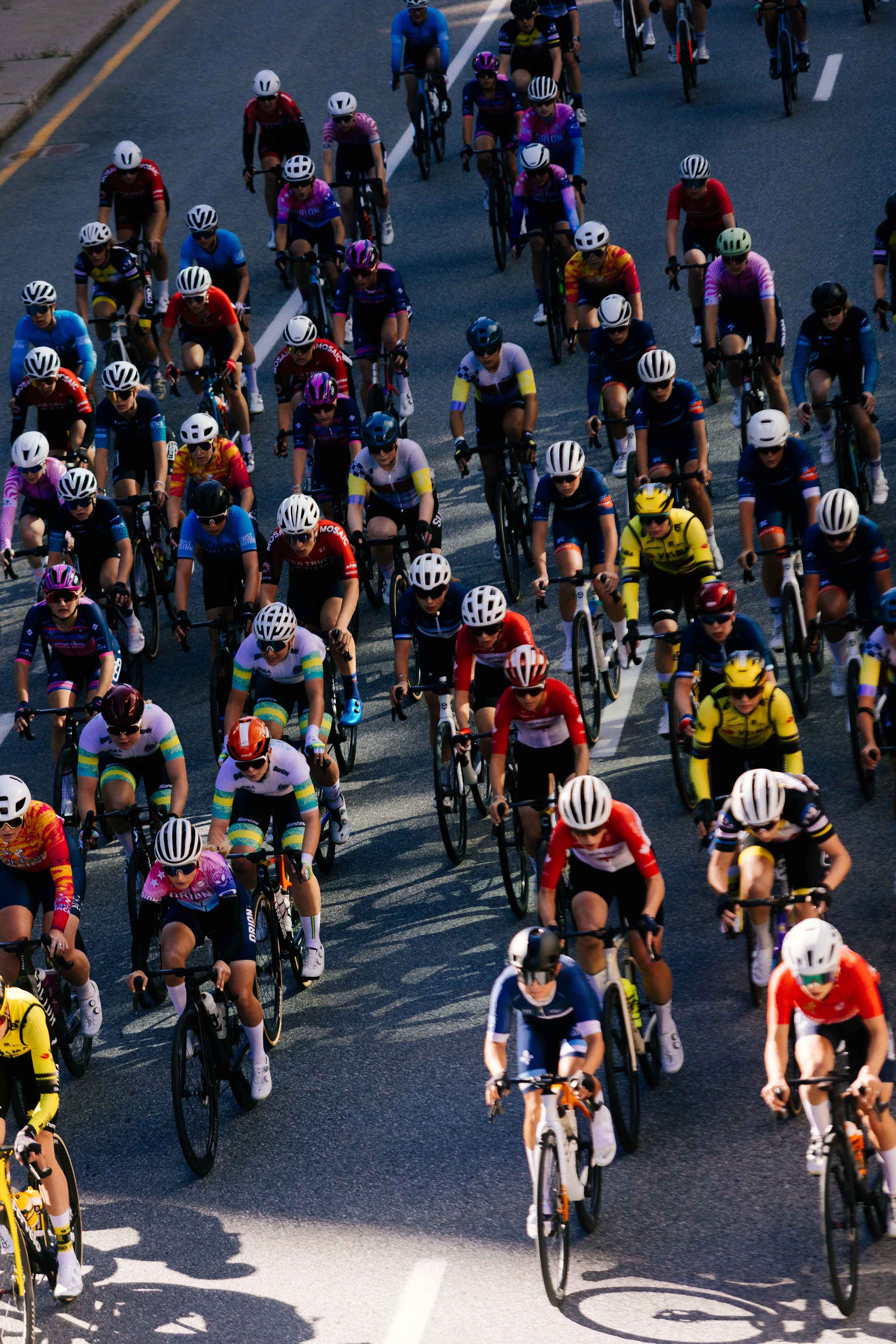 Vue aérienne du peloton pendant la course sur route